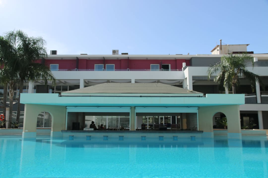 H20 - swim up pool bar Dodeca Sea Resort