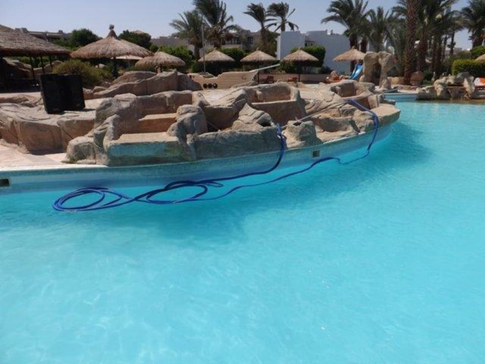 Mitten im Pool ein Reinigung Schlauch  Lotus Bay Beach Resort