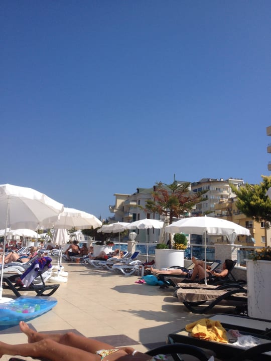 Пляж у бассейна Diamond Hill Resort Hotel