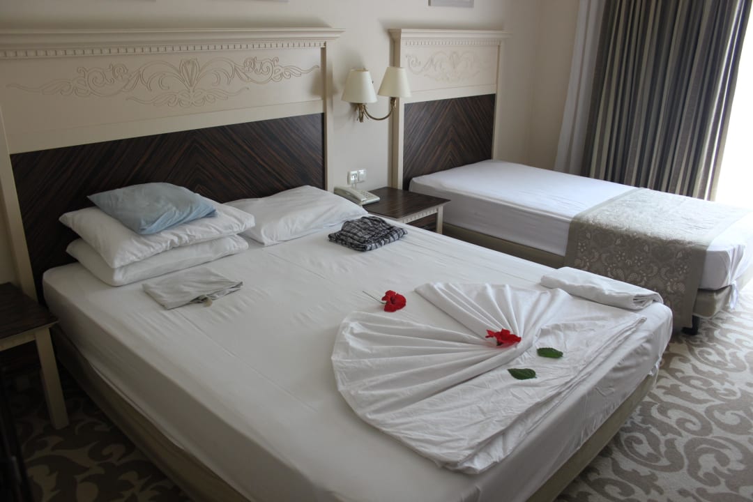 Liebevolle Bettdekoration Aydinbey Kings Palace & Spa