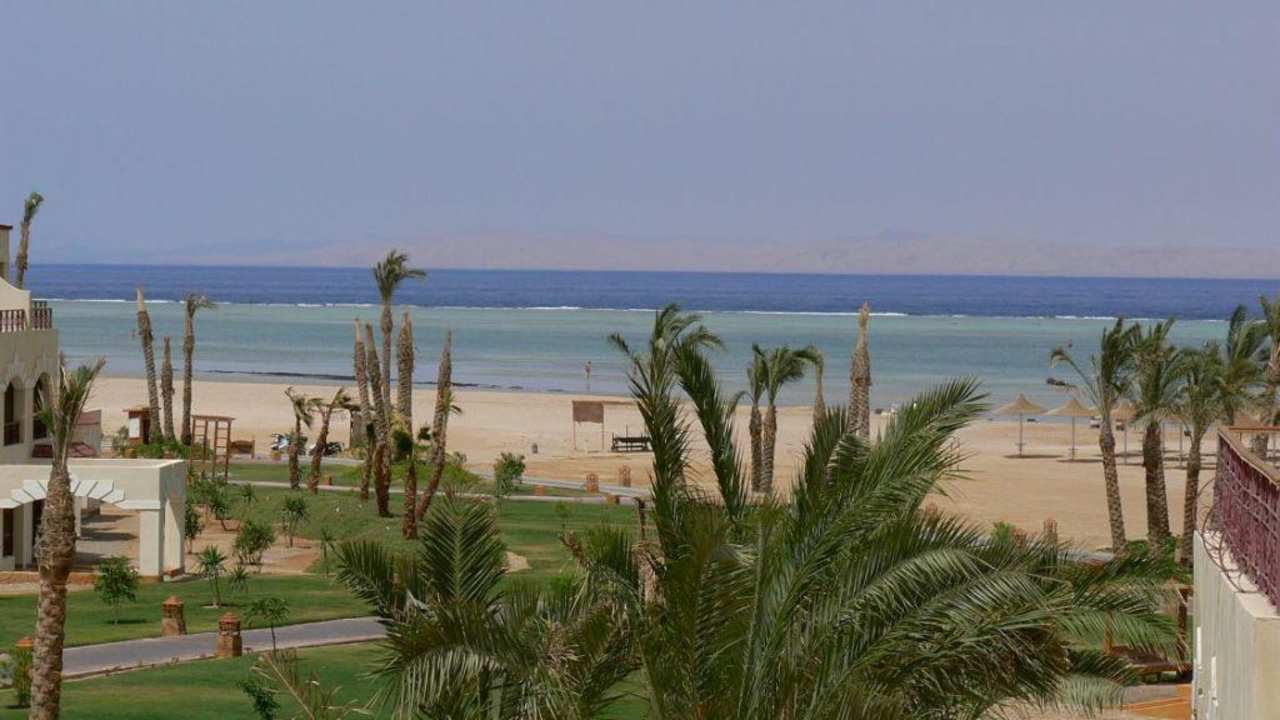 Widok z pokoju na plażę Regency Plaza Aqua Park & Spa