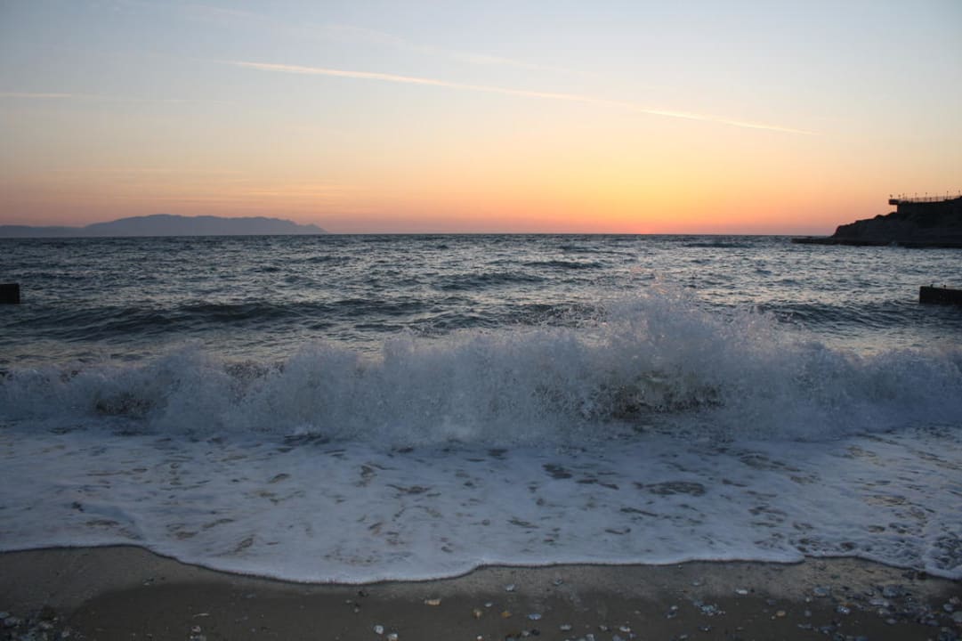 Aufgewühltes Meer am Abend Hotel Pine Bay Holiday Resort