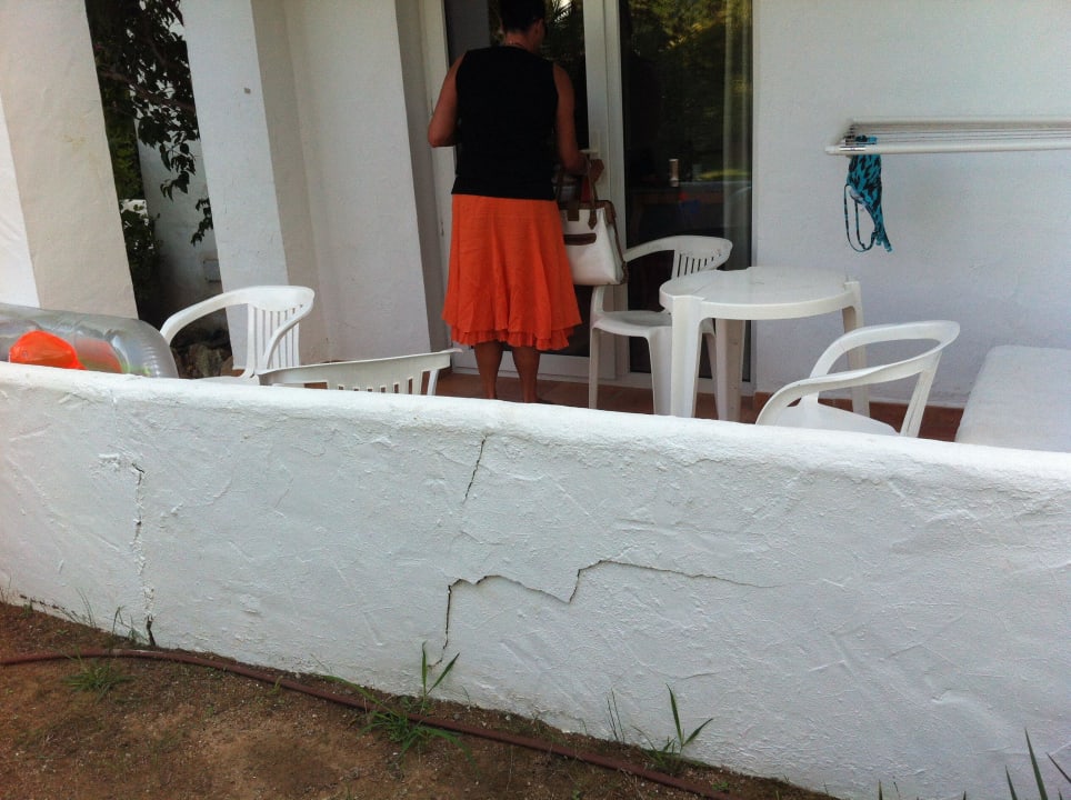 Terrasse Mauerrisse Cala Llenya Resort Ibiza
