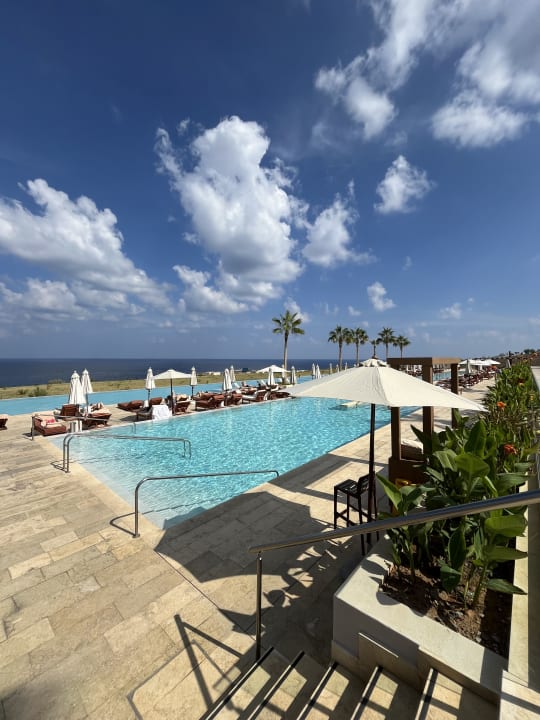 Pool The Royal Senses Resort, Curio Collection by Hilton