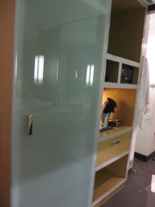 Schrank hinter dem Waschbecken Aloft Bangkok Sukhumvit 11