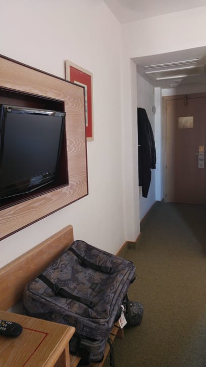 Vom Schreibtisch zur Tür allsun Hotel Sumba