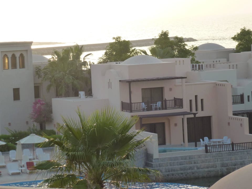Einer der 3 Pools . Alle 3 sind sehr schön angeleg The Cove Rotana Resort