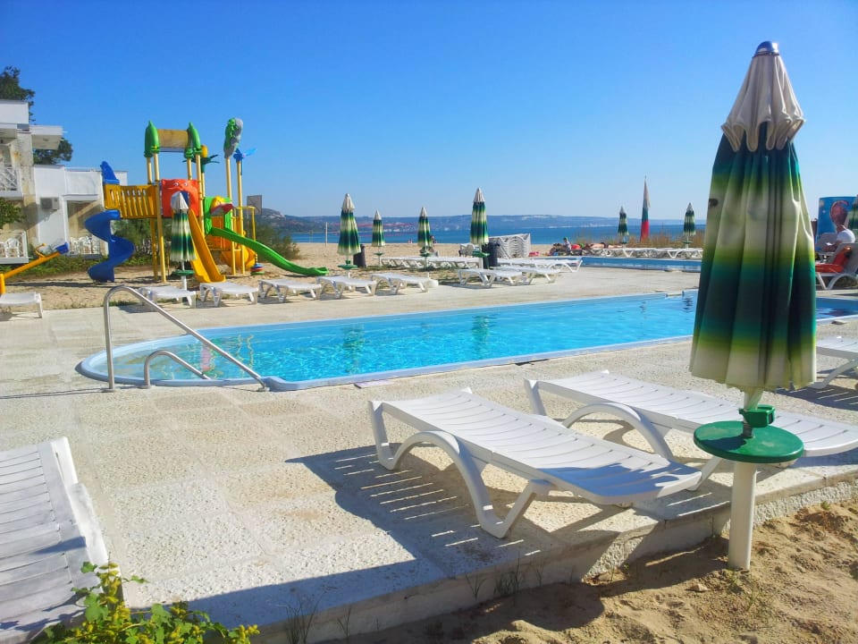 Nachbarhotel Mura. Pool mit Liegen . Hotel Slavuna