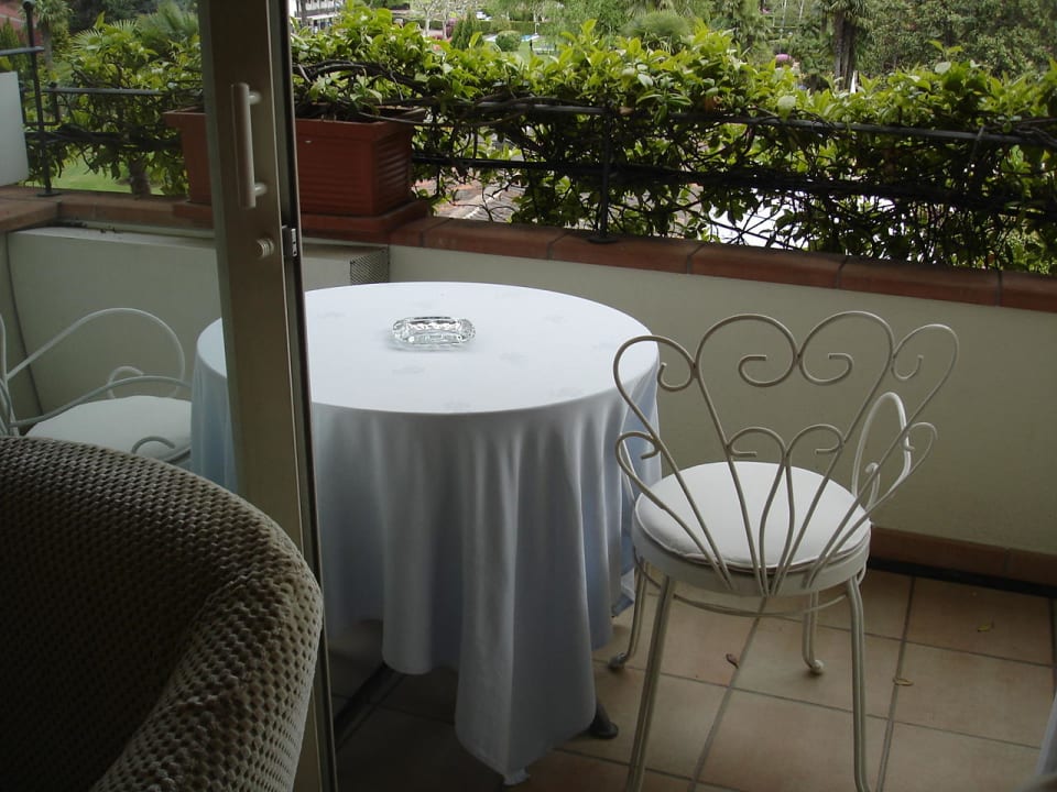 Balkon mit Blick auf Pool Parkhotel Delta, Wellbeing Resort