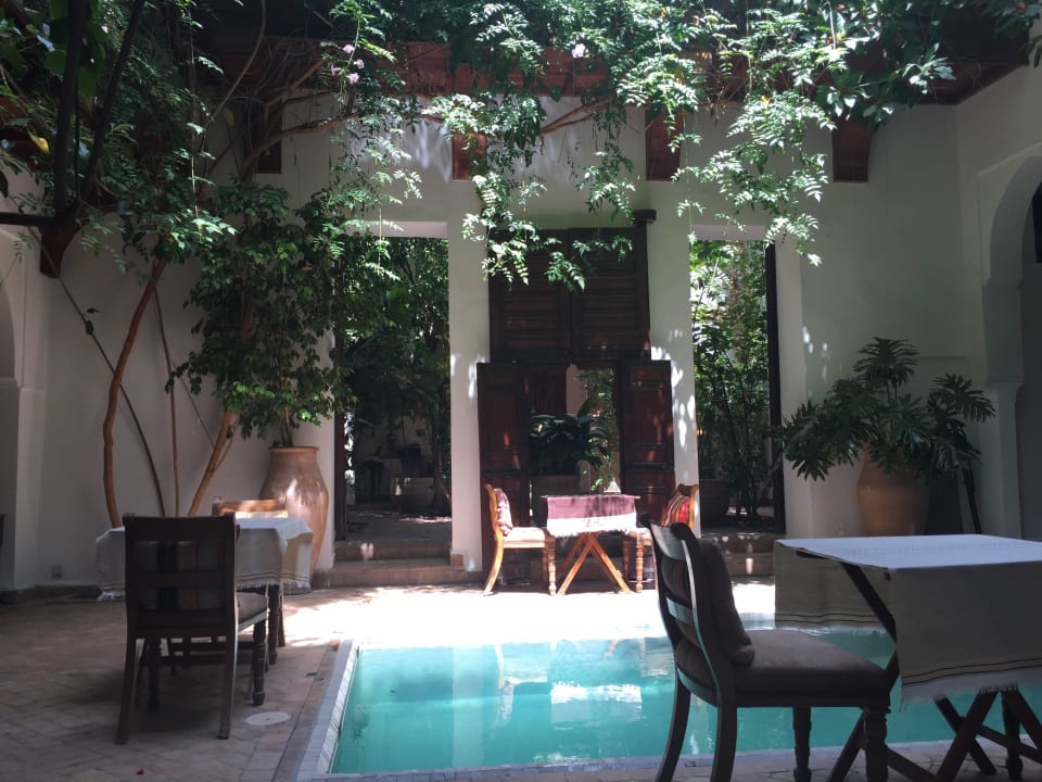 Am Pool frühstücken Riad Lyla