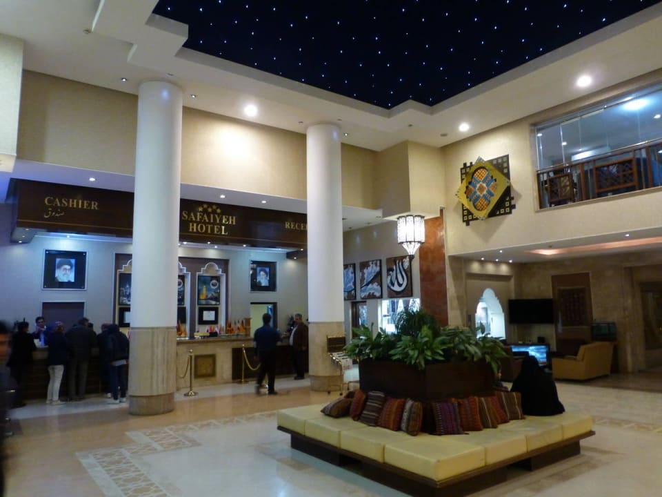 Eingang mit Rezeption (Hauptgebäude) Safaiyeh Hotel