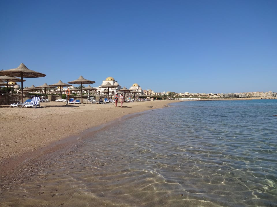 Blick am Strand links Old Palace Resort Sahl Hasheesh