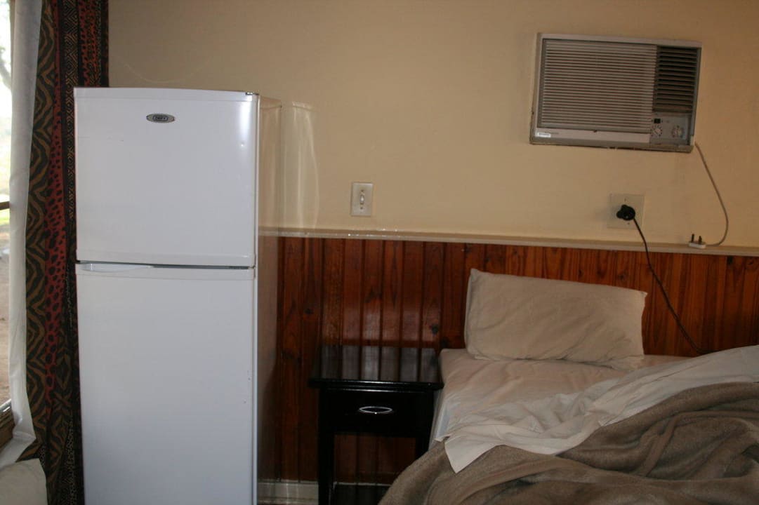 Lauter Kühlschrank neben Bett und Klima über Bett Restcamp Lower Sabie