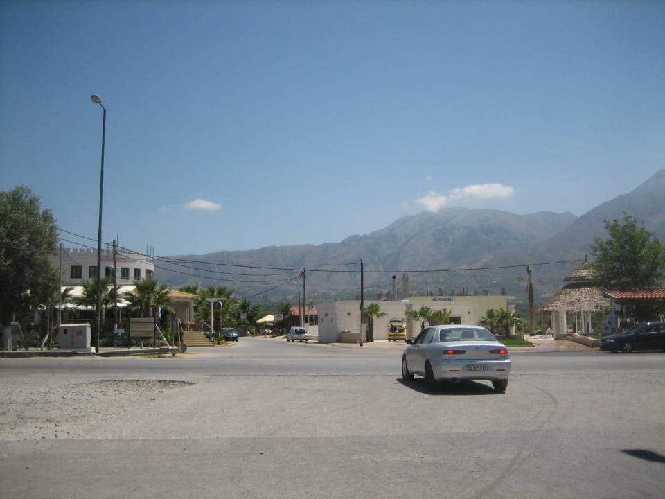 Vorn die Hauptstraße Delfina Boutique Hotel