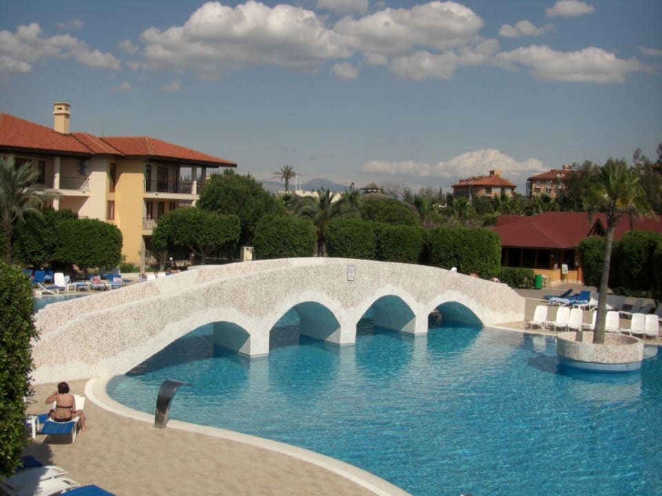 großer Pool mit Brücke Club Grand Side