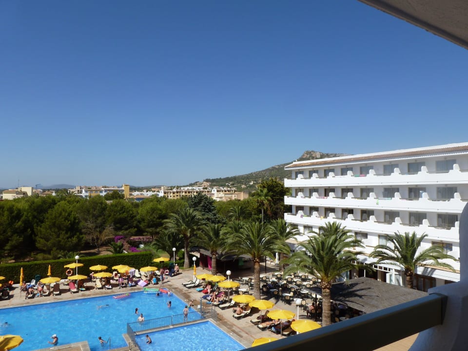 Widok na basen. Millor Sol