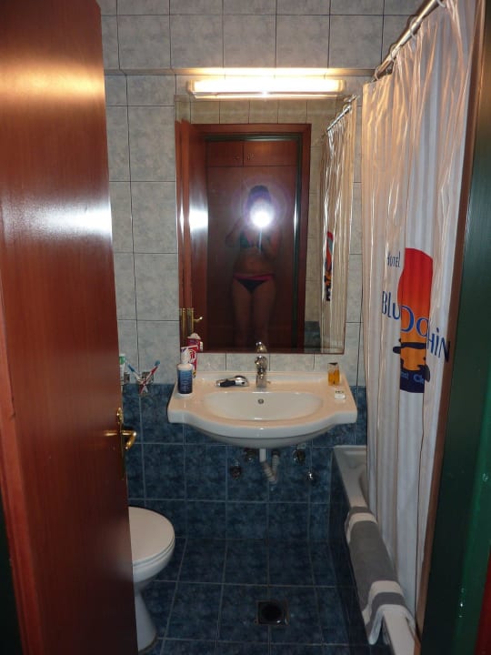 Etwas kleines aber sauberes altbackenes Bad Blue Dolphin Resort Hotel