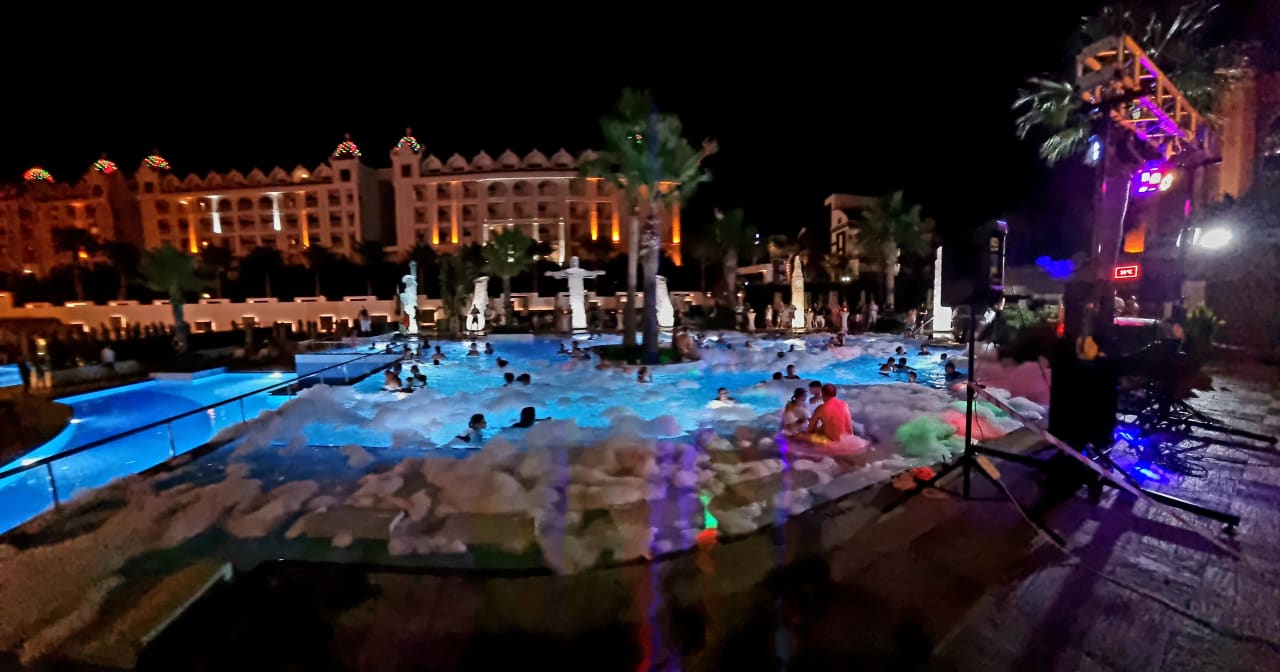 Pool Side Sunport Hotel & Spa