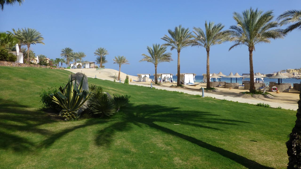 Blick vom Garten zum Strand Steigenberger Coraya Beach - Adults only