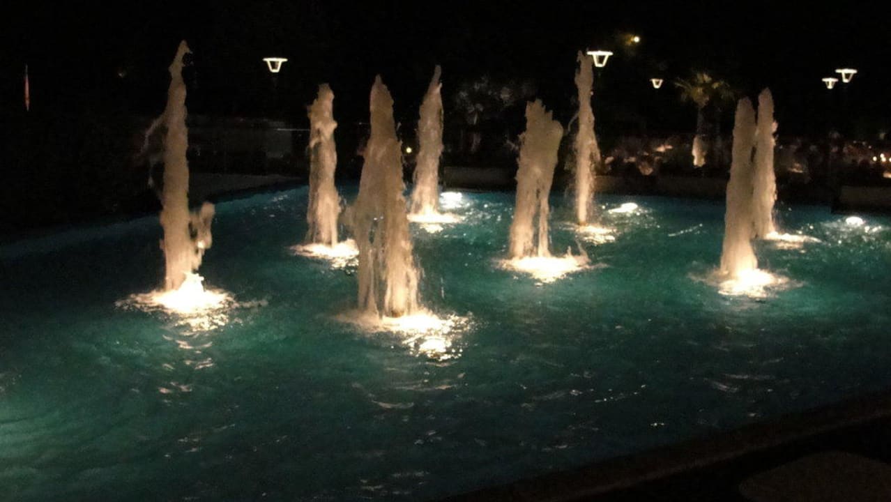 Fontanny nocą alltoura Club Hotel Poseidon Palace