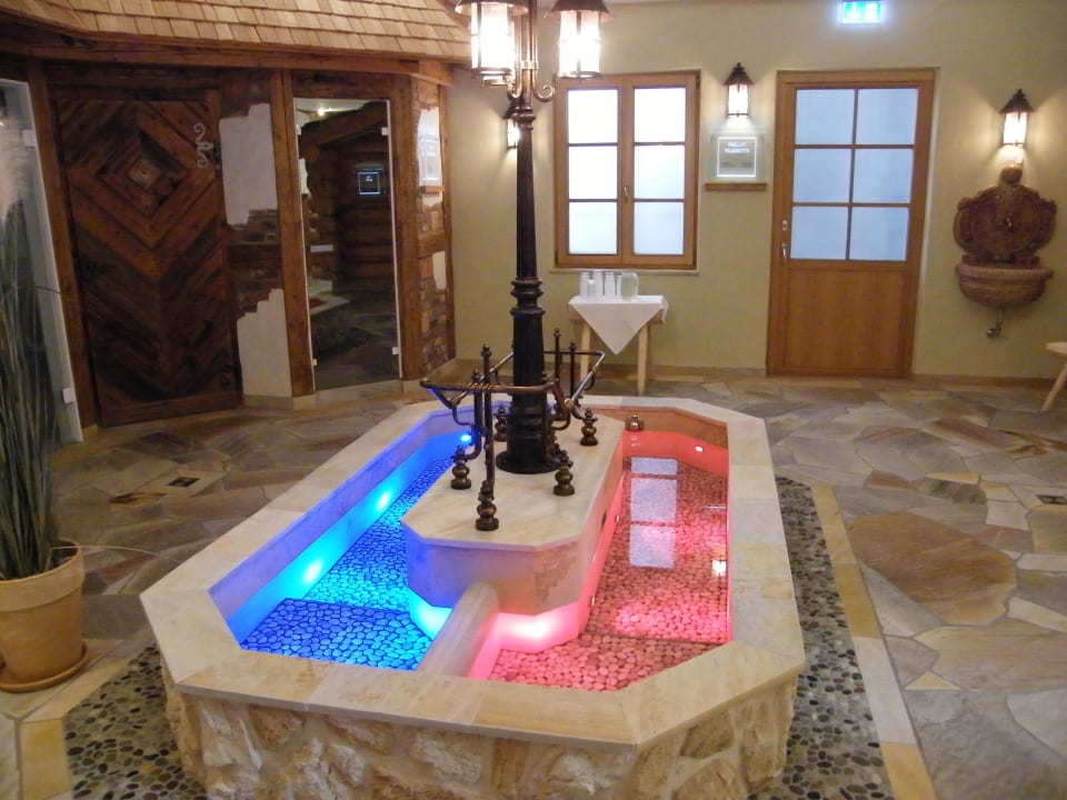 Kneippanlage im Saunabereich Hotel Alpenhof Krün