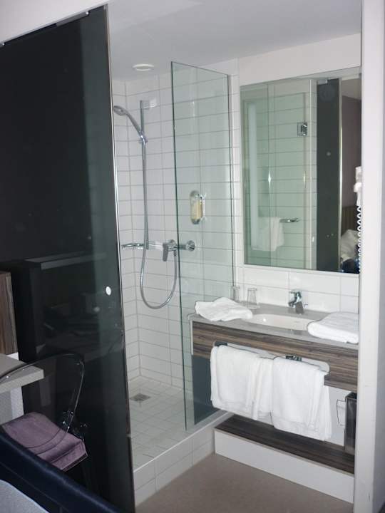 Nassbereich abgetrennt durch Glasscheibe Premier Inn Nürnberg City Nordost