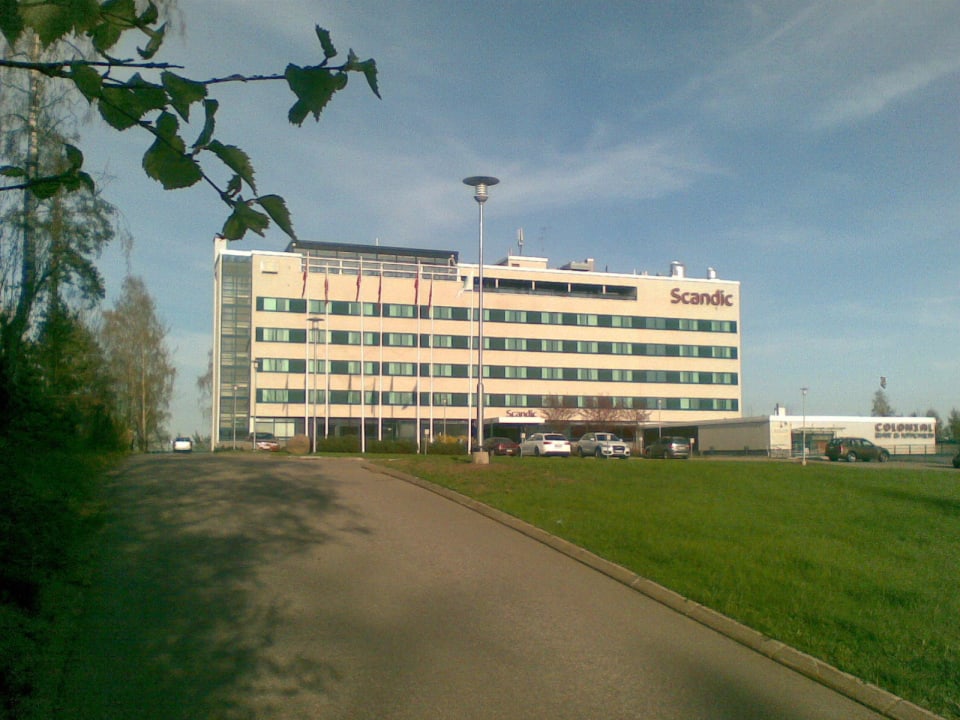 Außenansicht mit Parkplatz Hotel Scandic Espoo