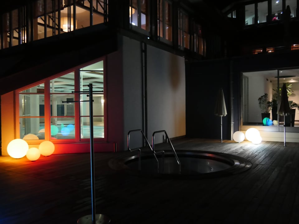 Blick auf das Schwimmbad bei Nacht Hapimag Resort Winterberg