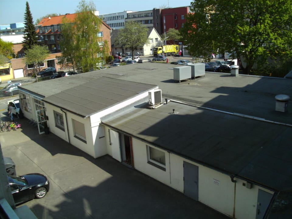 Blick vom Zimmer 211 auf den Garagenhof Garner Hotel Hamburg - Wandsbek Marktplatz