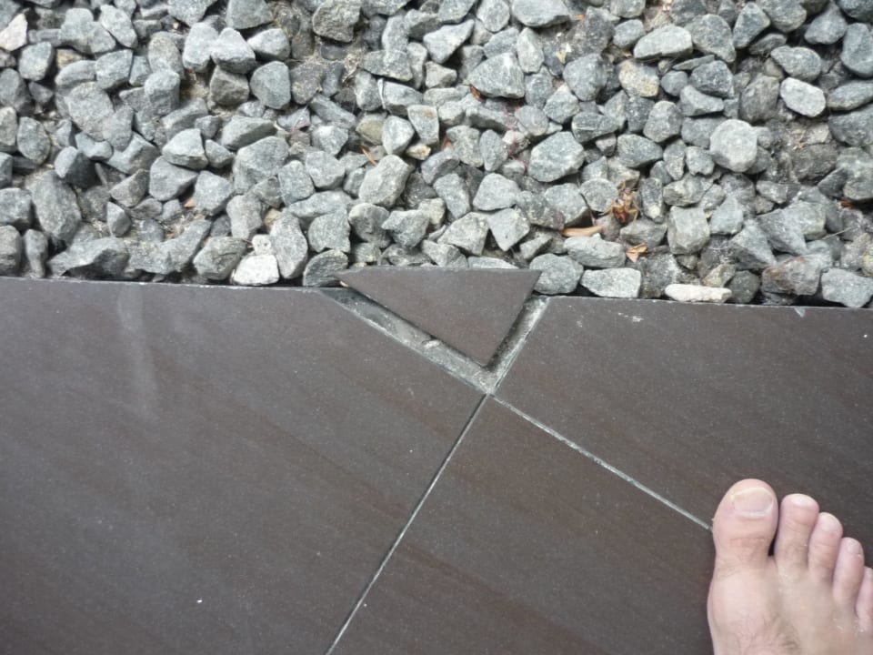 Herausgebrochene oder abgelöste Fliese im Bad Adaaran Select Hudhuran Fushi - Premium All Inclusive