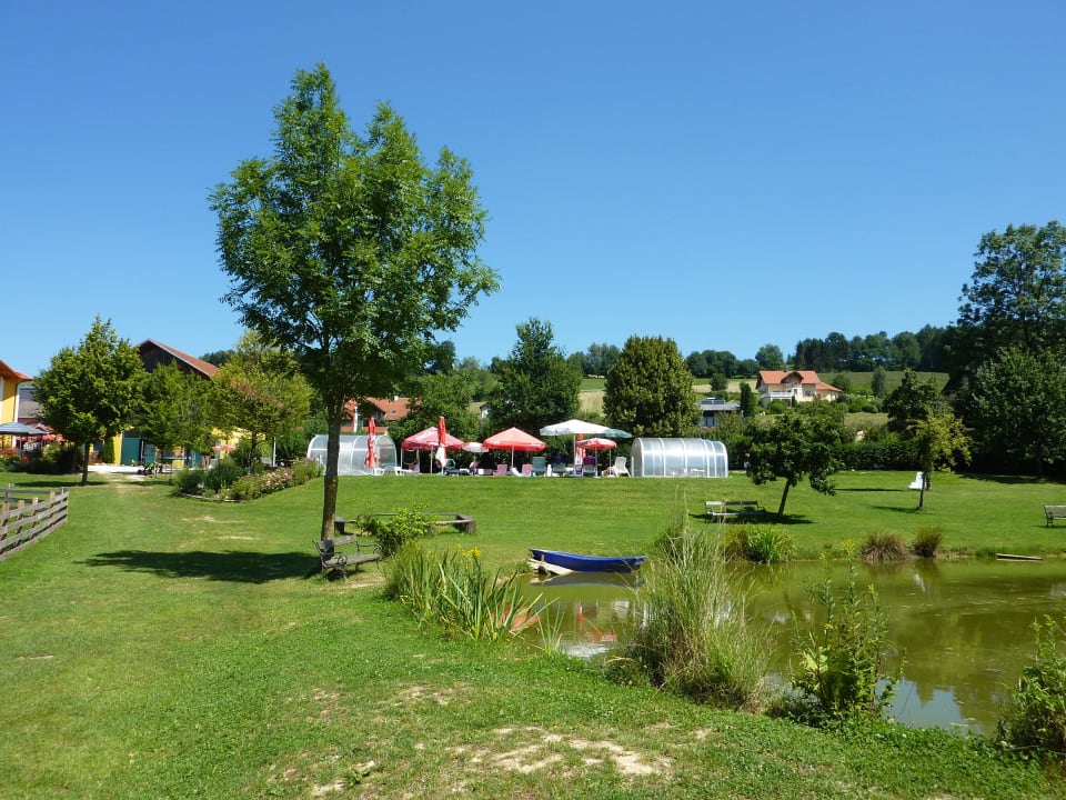 Blick auf den kleinen Teich, dahinter der Pool Ferienhotel Innviertel