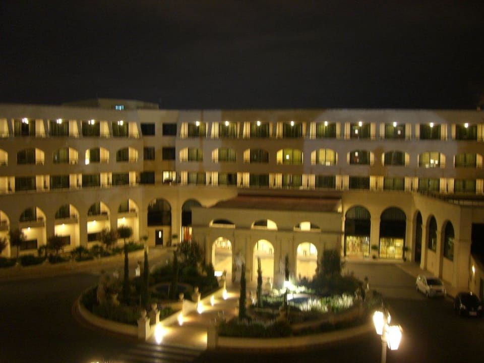 Der Hoteleingang bei Dunkelheit Grand Hotel Excelsior Malta