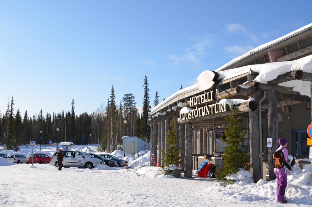 Vor dem Hotel am 1. Tag Lapland Hotel Luostotunturi & Amethyst Spa