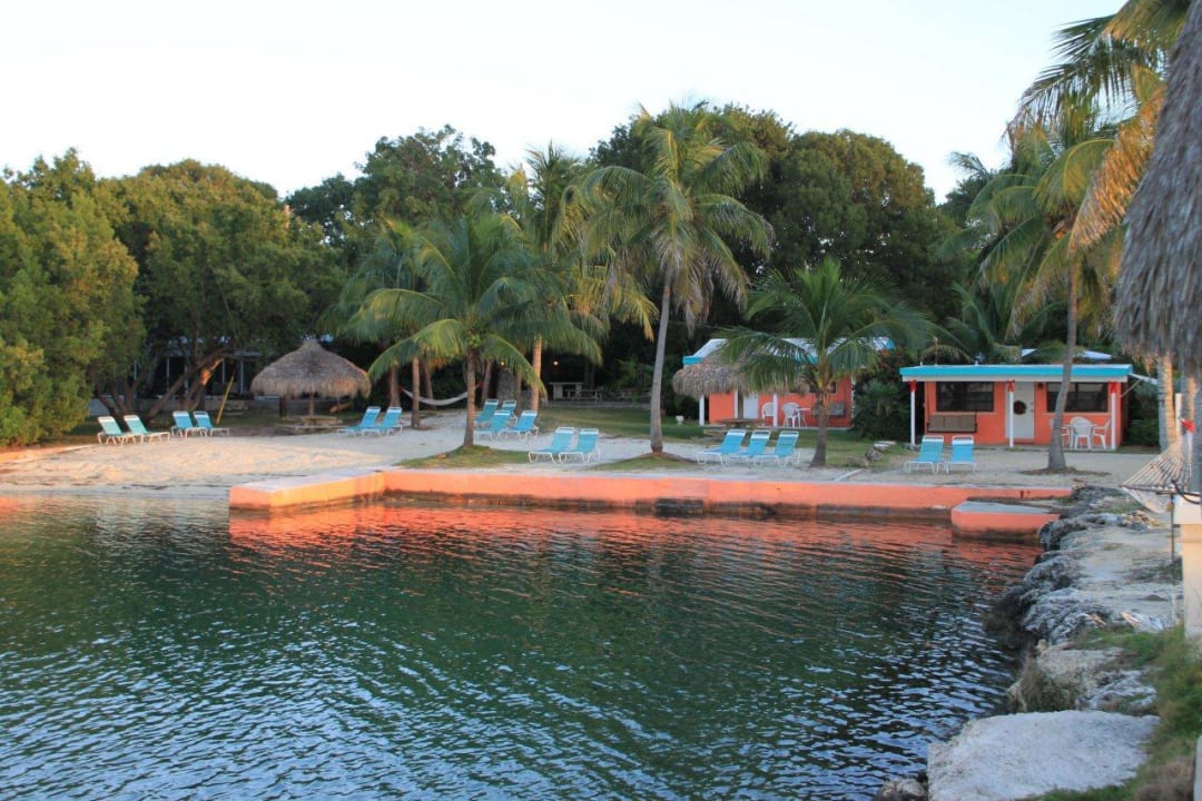 Hotelstrand mit den Frontbungalows Hotel Rock Reef Resort