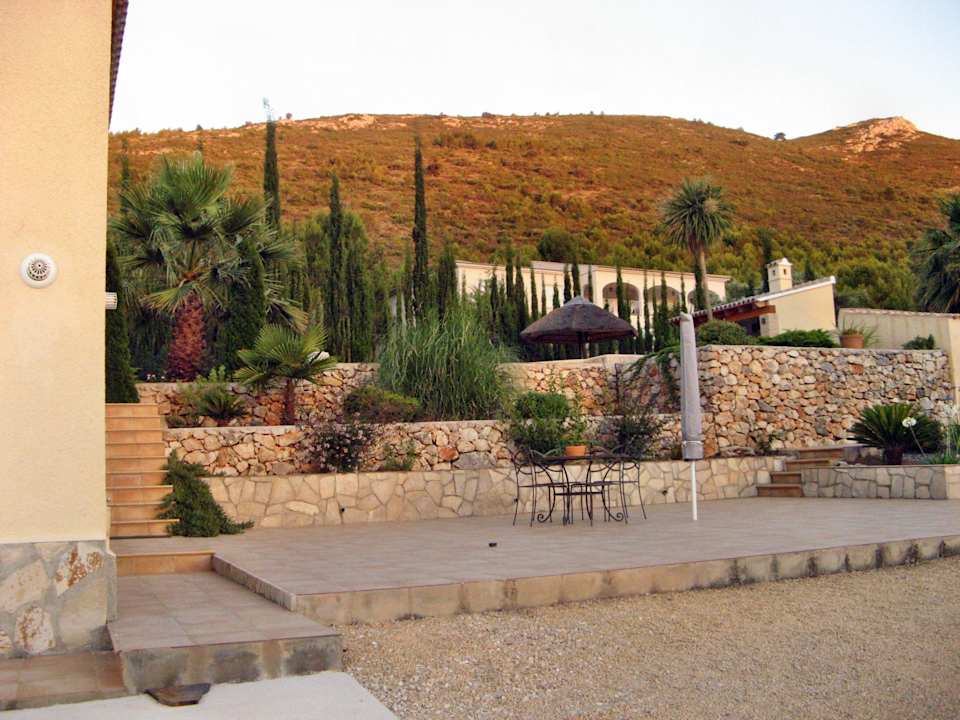 Blick von der unterer Ebene zum versteckten Poolbereich Villa Cien Estrellas