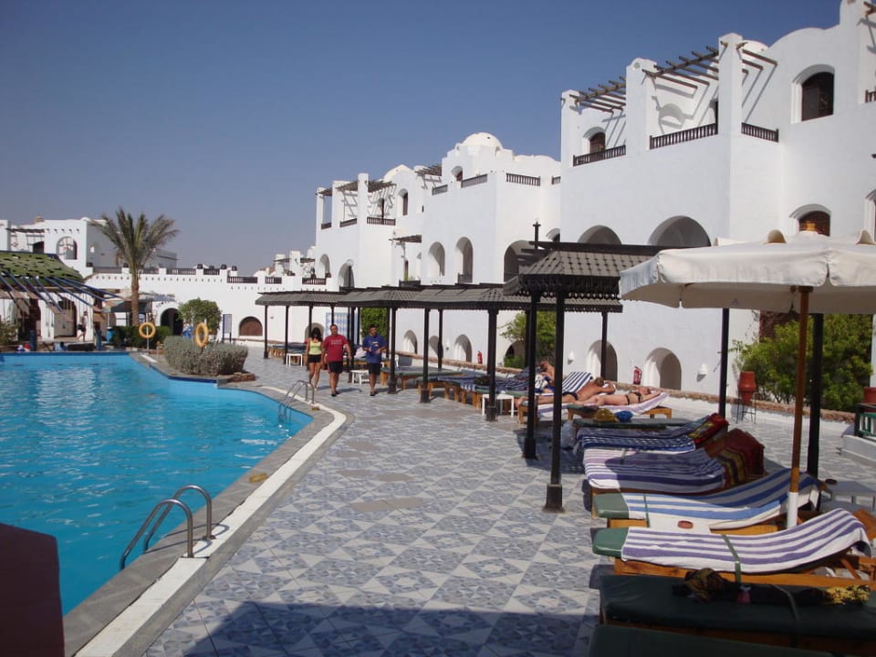 Leżaki przy basenie Arabella Azur Resort