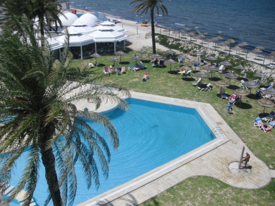 Vom Mäuseturm auf die Poolanlage Monarque Club Rivage