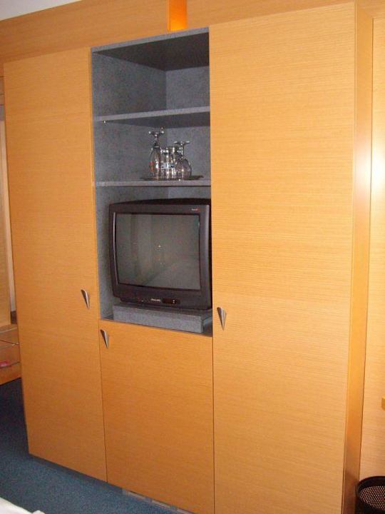 Fernseher und Kleiderschrank Hotel Berlin Ostbahnhof