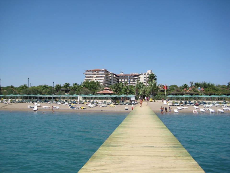 Blick vom Strand zum Hotel Bellis Deluxe Hotel