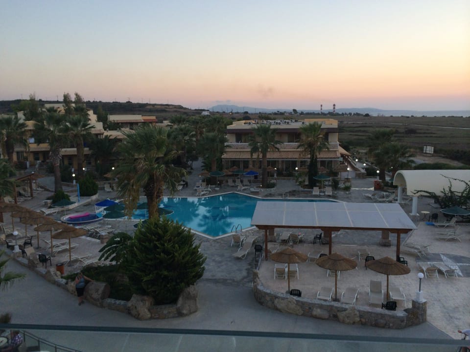 Blick auf die untere Terrasse Hotel Kouros Palace