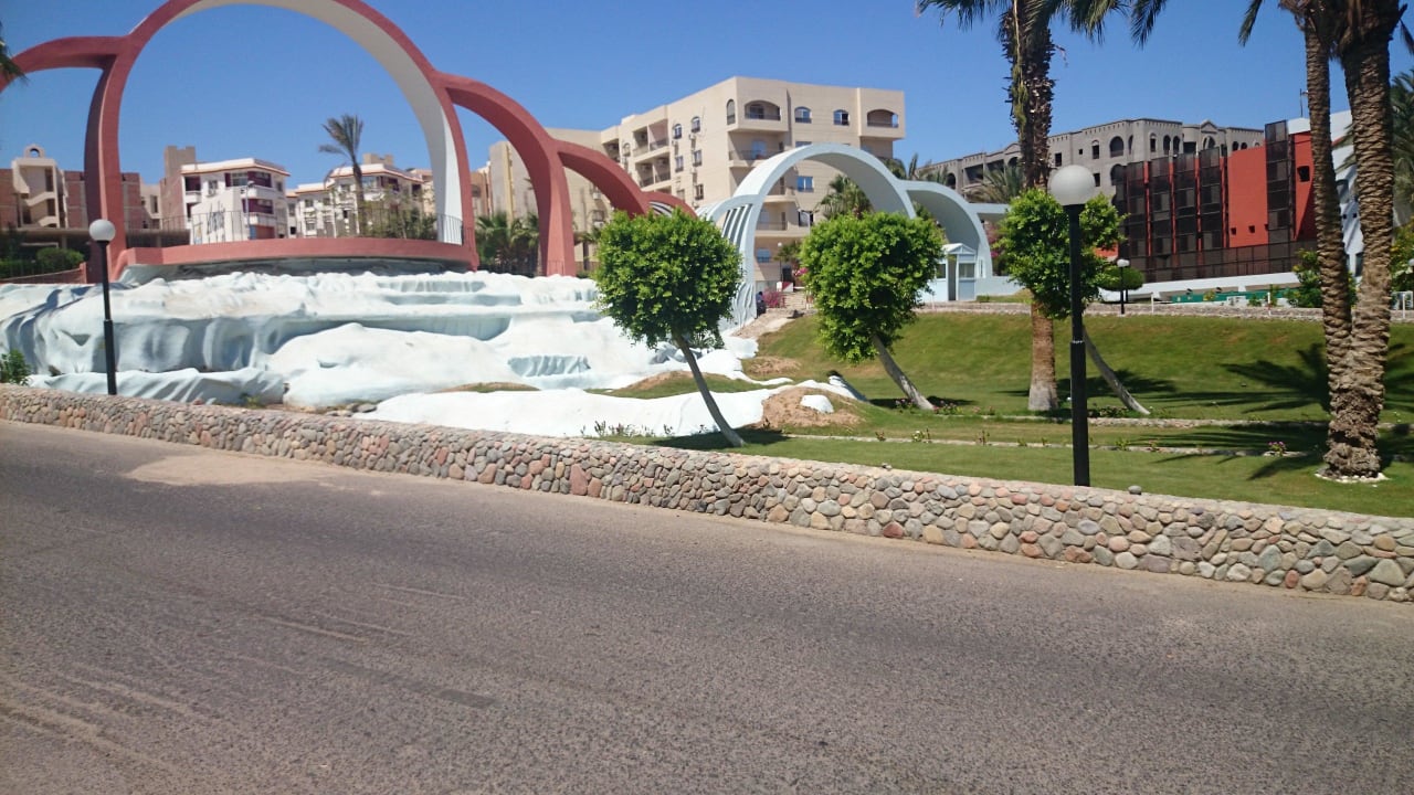 Einfahrt zum Hotel Arabella Azur Resort