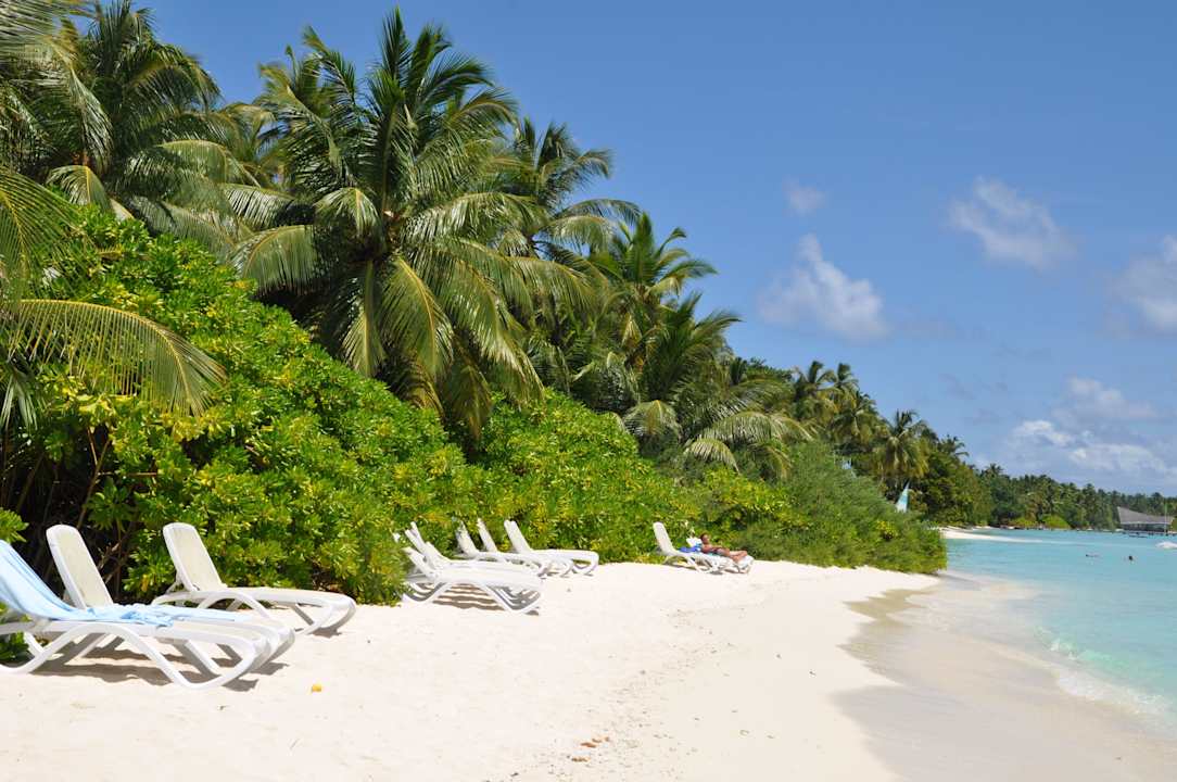 Überall freie Liegen und viel Privatsphäre Kuramathi Maldives