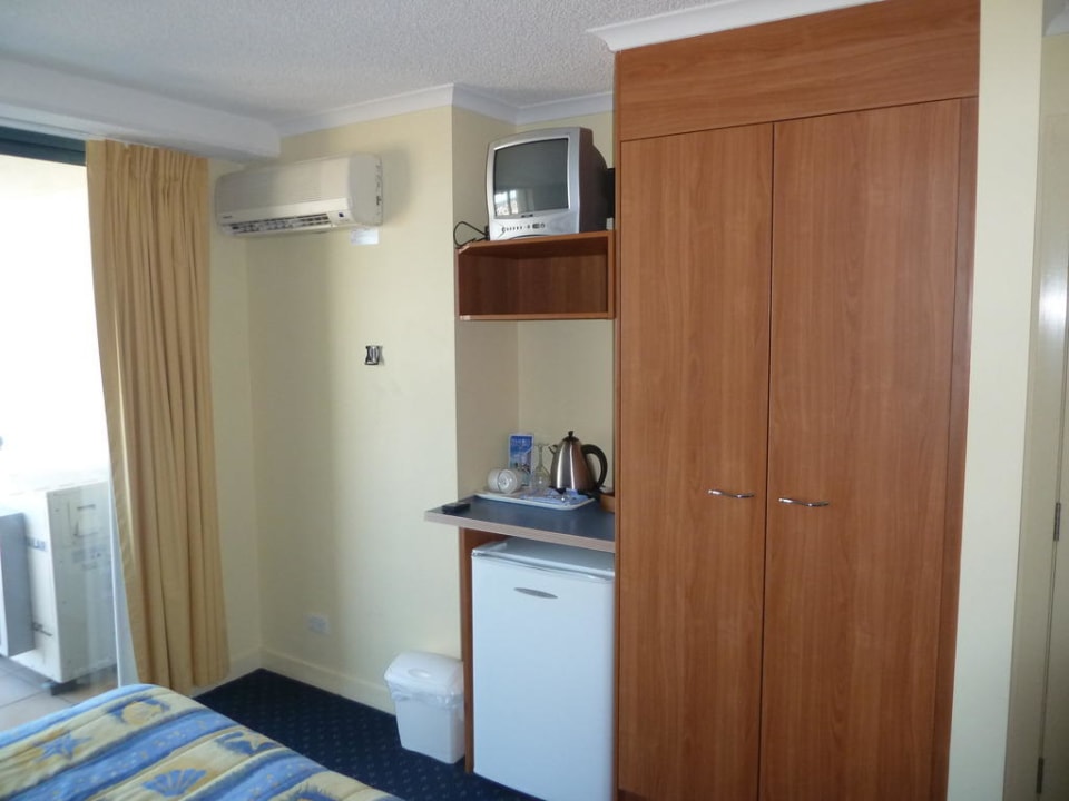 Kleines Zimmer mit Mini-Fernseher Hotel Mantra Hervey Bay