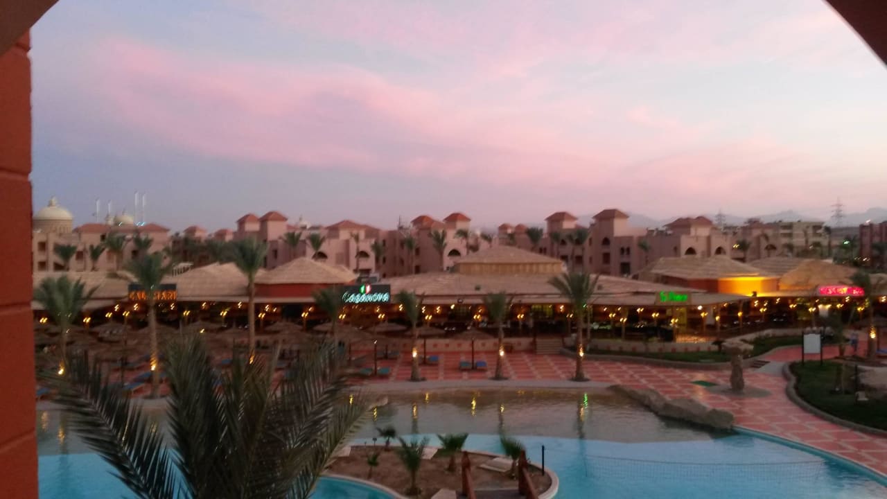 Vom Zimmerbalkon mit Pool und Restaurants  Pickalbatros Aqua Vista Resort - Hurghada