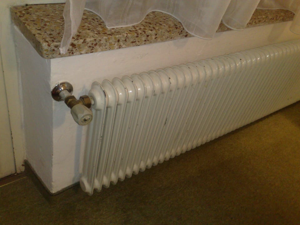 Uralte verschmutzte, rostige Heizkörper Pension am Hügel