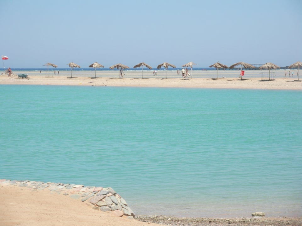 Nachbarbucht während der Ebbe am Hotelstrand JAZ Aquamarine Resort