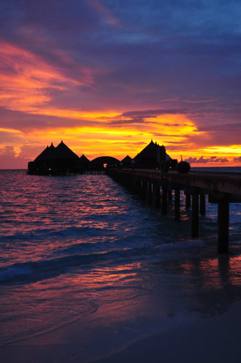 Sonnenuntergang über den Wasserbungis Angaga Island Resort