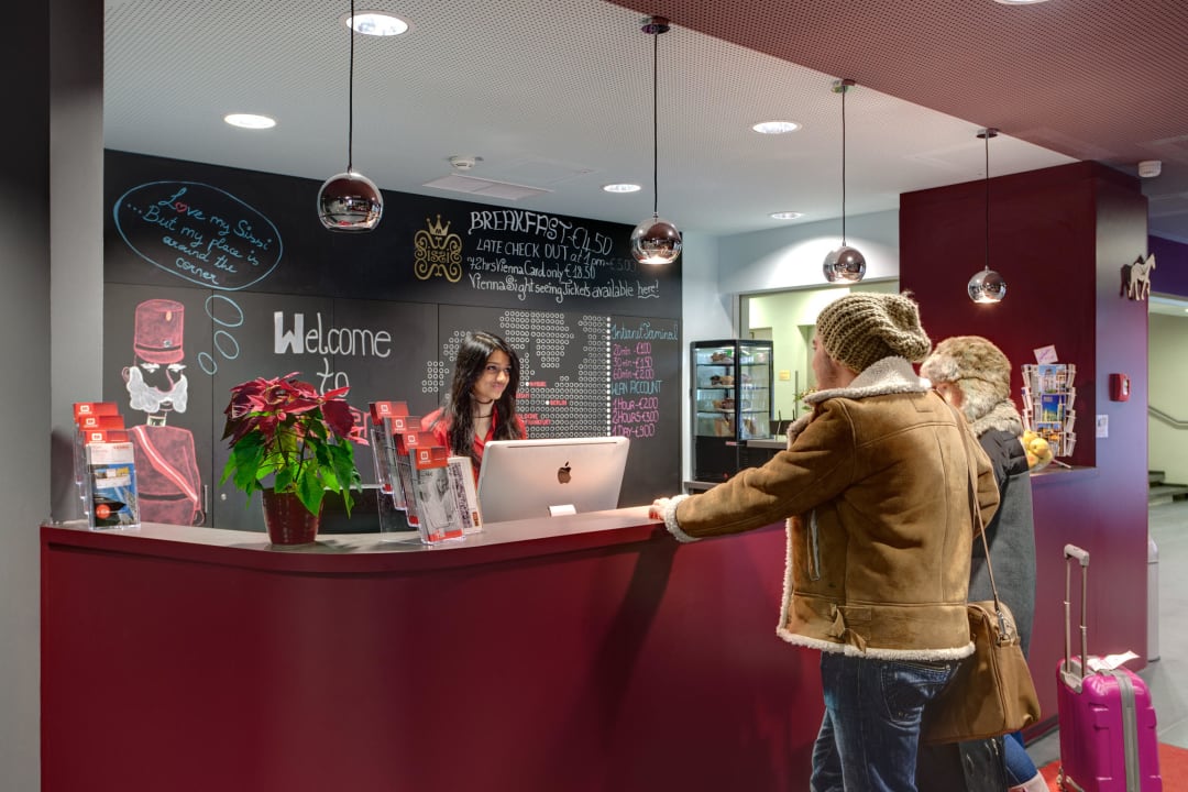 Meininger Hotel Wien Sissi Rezeption  MEININGER Hotel Wien Downtown Sissi