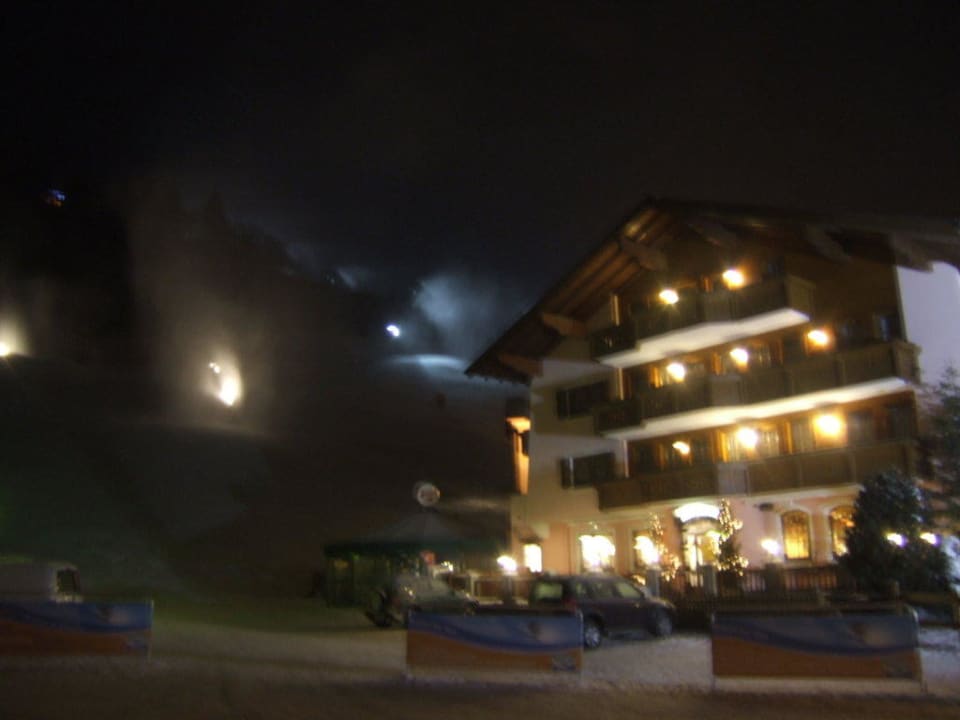 Auhof  & links die Talabfahrt samt Beschneiung Hotel Auhof