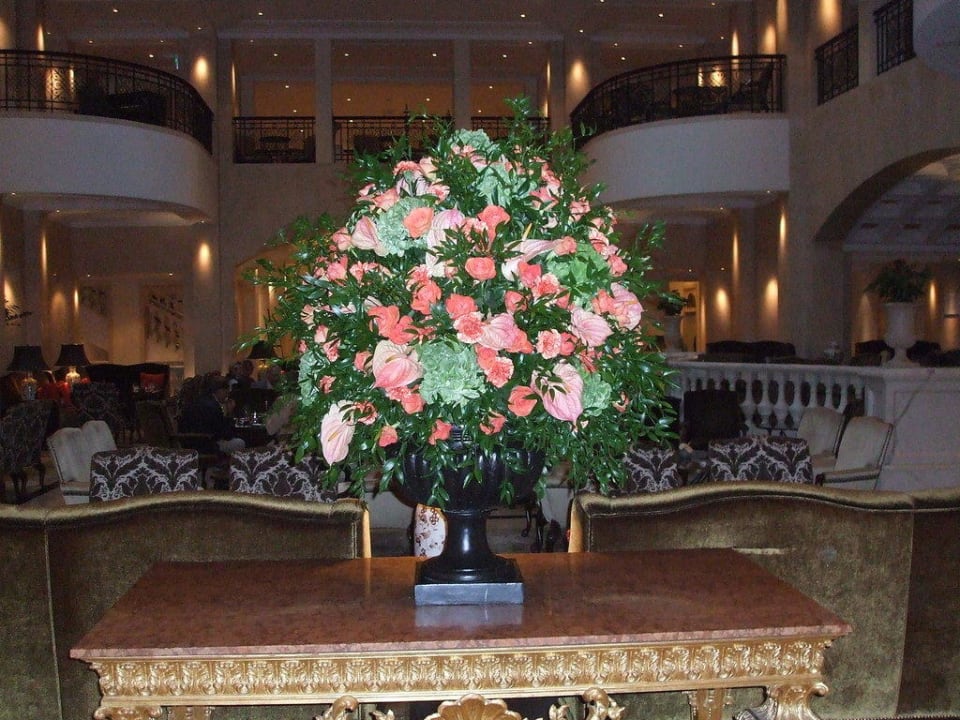 Große Blumenvase in der Lobby vom Hotel Adlon Hotel Adlon Kempinski Berlin